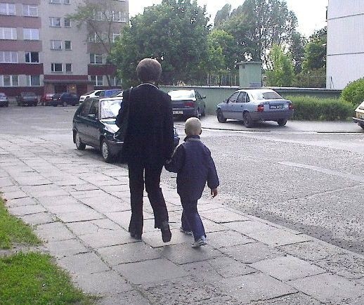 To na tym parkingu rozegrała się scena, którą nagrał mieszkaniec bloku.