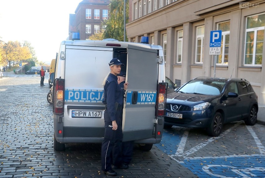 Atak na sąd w Szczecinie przy ul. Małopolskiej. To była próba spalenia sądu? Mężczyzna miał siekierę i benzynę [WIDEO, ZDJĘCIA]