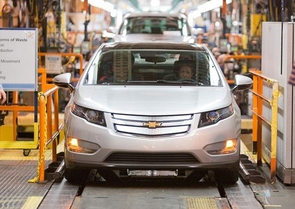 Przedprodukcyjny Chevrolet Volt opuszcza taśmę produkcyjną.