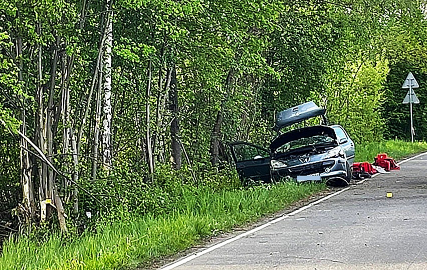 W Szczyrzycu auto uderzyło w drzewo i dachowało. Rannego zabrał śmigłowiec LPR [ZDJĘCIA]