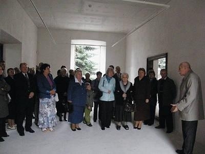 W niedzielę zwiedzano remontowane obiekty poklasztorne, m.in. Dom Generałów Fot. Magdalena Uchto