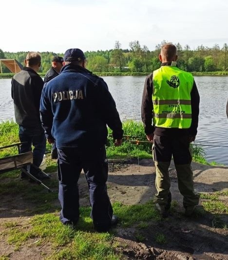 Grójeccy policjanci wspólnie ze Strażą Rybacką prowadzą kontrole nad zbiornikami wodnymi w powiecie.