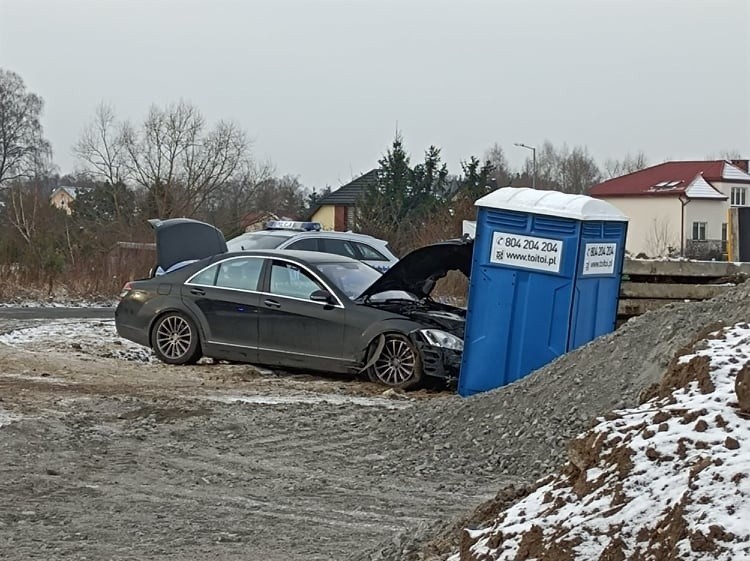 Wypadek w Tobolicach. 23.12.2021. Kierowca zjechał z drogi i uderzył w betonowe płyty.  Zdjęcia
