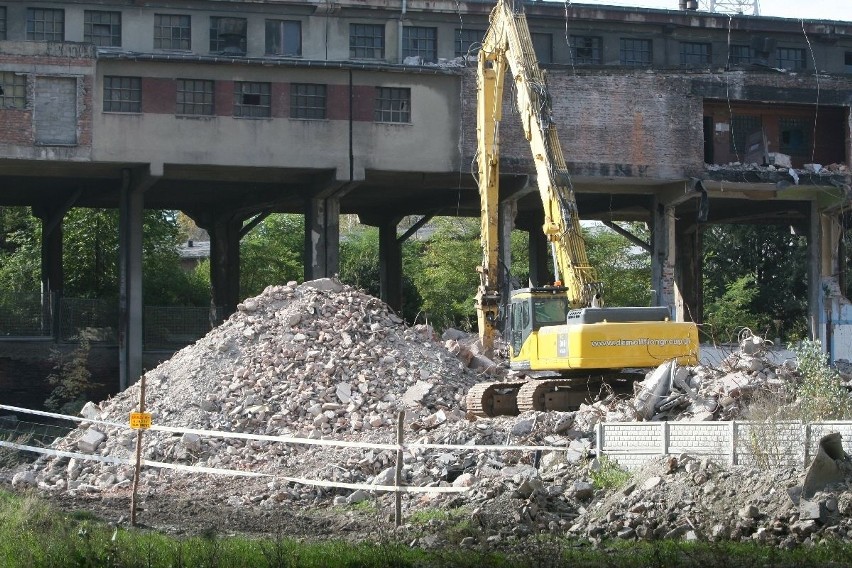 Trwa burzenie łaźni i rozdzielni prądu kopalni KWK Anna w...