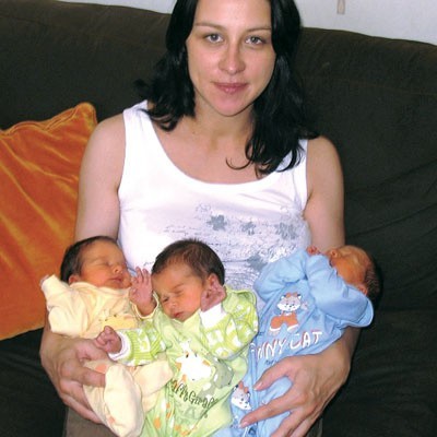 Szczęśliwa mama razem ze swoimi pociechami Michałkiem, Kamilką i Anitką