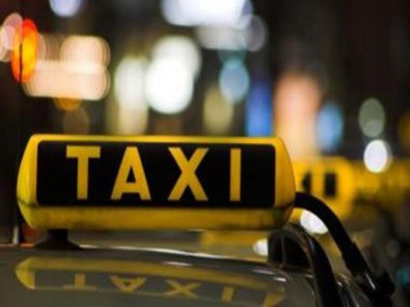 Trzech pijanych kolesi wsiadło w nocy do taxi. Taksiarz...