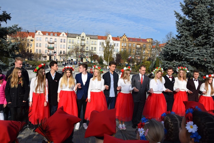 Polonez z wykonaniu uczniów z Nowej Soli z okazji 101....