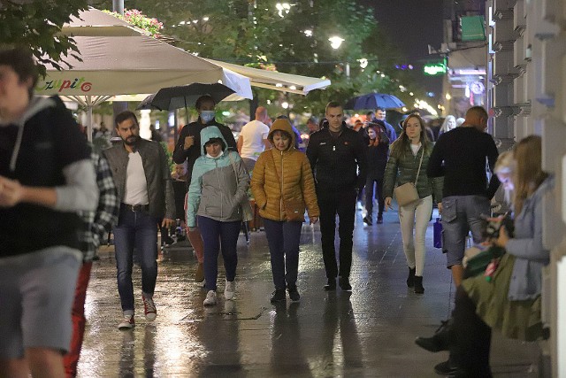 Na Piotrkowskiej nasz fotoreporter spotkał wielu łodzian skuszonych trwającą 10. edycją Festiwalu Światła.