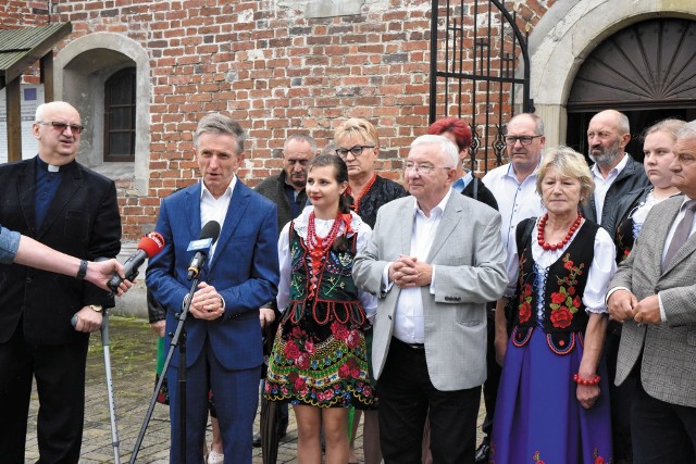 Za ponad 1 milion złotych wyremontowane zostaną ołtarze w dwóch kościołach oraz zabytkowy budynek szkoły w gminie Sędziszów. Na zdjęciu konferencja prasowa w Krzcięcicach. Więcej na kolejnych slajdach.
