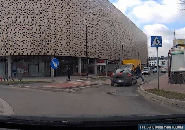 Przechodzący młody człowiek w ostatniej chwili odskoczył sprzed maski samochodu, który wjechał na przejście dla pieszych. Kadr z filmu zrobionego z prywatnego auta policjanta.