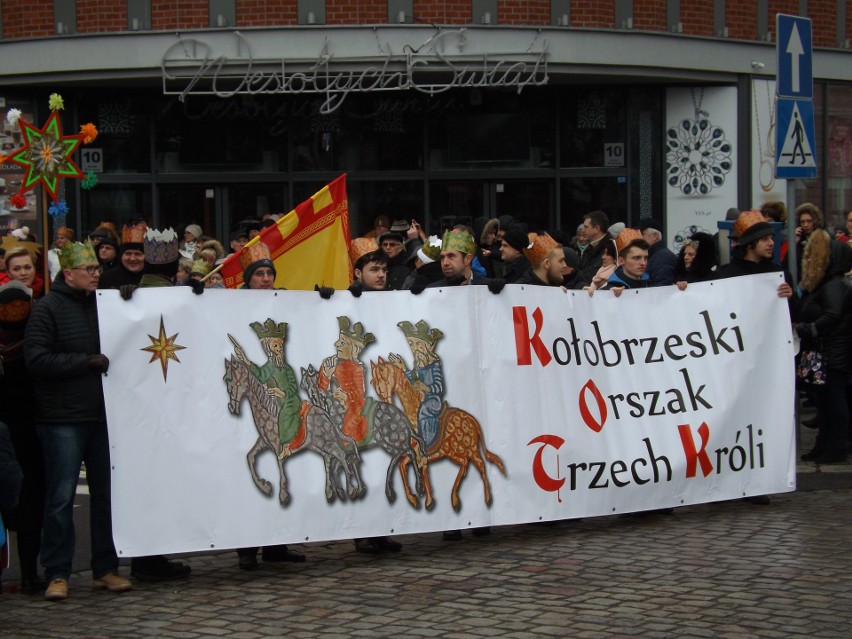 Pierwszy Orszak Trzech Króli w Kołobrzegu. Wyruszył po mszy odprawionej w bazylice [ZDJĘCIA] 