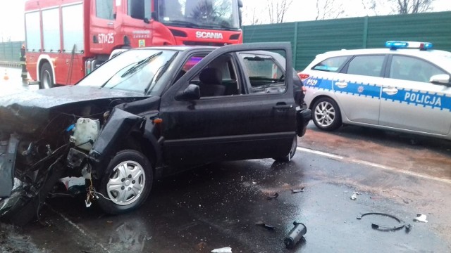 Trzy osoby trafiły do szpitala po wypadku, do którego doszło dziś (14 stycznia) na DK88 w Zabrzu. Kobieta kierująca volkswagenem straciła panowanie nad samochodem i uderzyła w dwa inne auta.