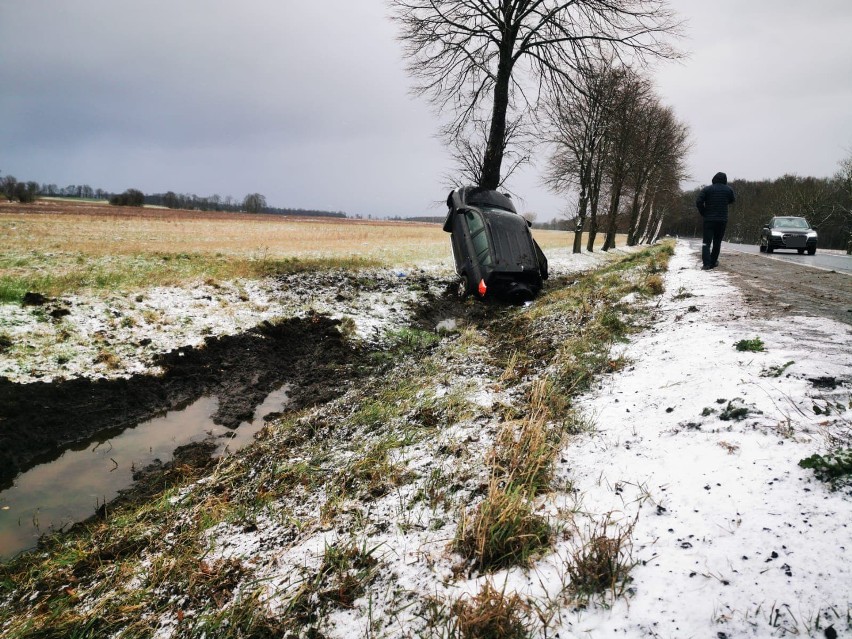 Wypadek na krajowej "6". Auto uderzyło w drzewo [ZDJĘCIA]