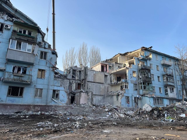 Zniszczone na skutek ataku rakietowego budynki mieszkalne w Zaporożu