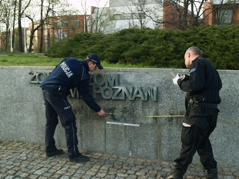 Trzy osoby podejrzane o kradzież metalowych liter z Pomnika...