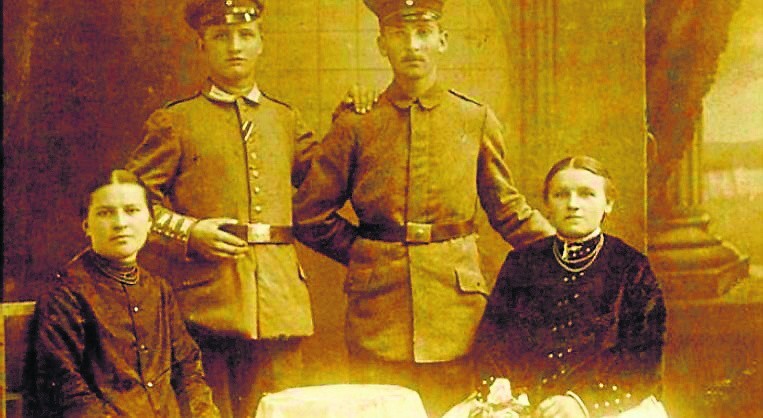 1915: wojna i miłość w Bojszowach. Od lewej Zofia Solarczyk,...