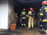 Palił się zadaszony taras domu w miejscowości Czarże pod Bydgoszczą [zdjęcia]