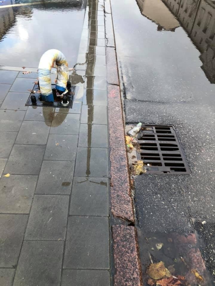 Powód stojącej wody na parkingu przy ulicy Mickiewicza jest...