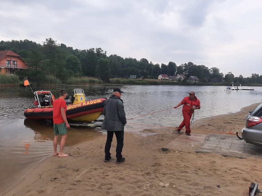 Ratownicy WOPR z Radomia dali pokaz na zalewie w Iłży. Pływali razem z podopiecznymi ośrodka dla dzieci niesłyszących. Zobacz zdjęcia