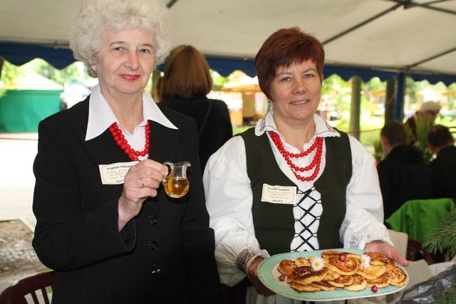 Wiesława Kulińska i Małgorzata Adach z Kowali prezentują syrop ze stokrotek.