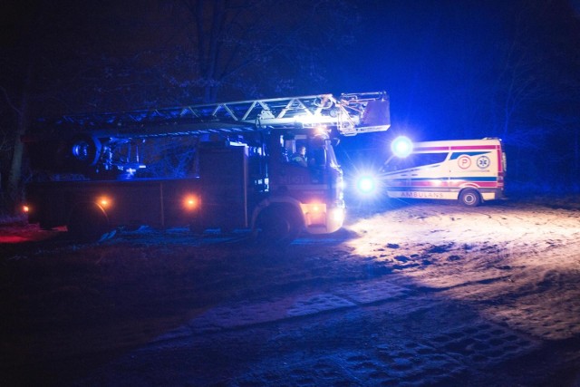 Strażacy rozpoczęli walkę z ogniem chwilę przed godz. 5 nad ranem. Gaszenie pożaru trwało kilka godzin