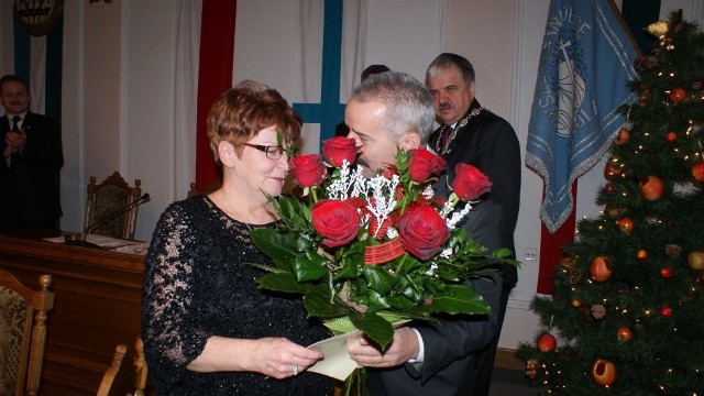 Elżbieta Bukowska odbiera kwiaty od burmistrza Tadeusza Kowalskiego. W tle przewodniczący rady miejskiej Paweł Cieślewicz.