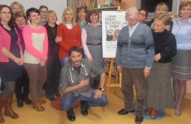 We włoszczowskiej bibliotece odbyło się spotkanie autorskie z Rafałem Podrazą (pośrodku) - dziennikarzem, poetą, autorem tekstów piosenek.    
