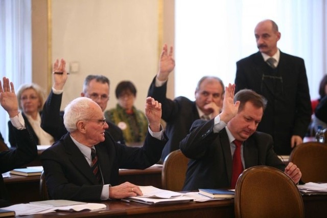 Głosami rządzącej koalicji Rada Miejska uchwaliła w poniedziałek budżet Radomia na 2012 rok. 
