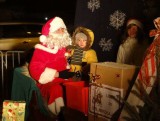 Święty Mikołaj  w strażackim wozie na Rynku w Gniewkowie