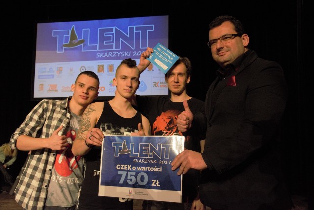 Zespół Doba triumfował w finale Talentu Skarżyskiego. Od lewej Mateusz Szkil (gitara), Dominik Kopeć (wokal), Adrian Uciński (bas). Nagrodę wręczył prezydent Skarżyska-Kamiennej, Konrad Krönig.