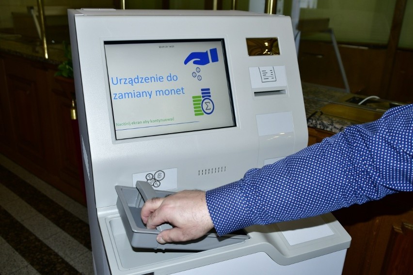 Automat do sortowania i liczenia monet w łódzkim oddziale NBP. Pomaga wymienić drobne