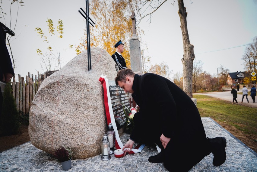 Chełsty. Odsłonięcie pomnika upamiętniającego mieszkańców Chełst zamordowanych przez Niemców w czasie II wojny światowej. 24.10.2021.Zdjęcia