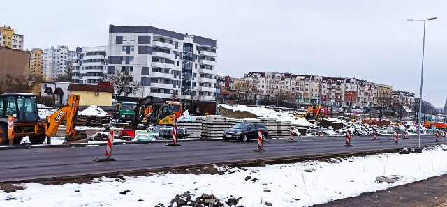 Parking typu Park and Ride pomiędzy jezdniami ul. Kujawskiej - jeszcze w proszku.