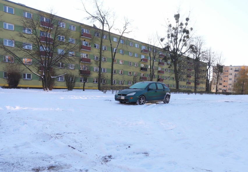 Ulica Chrobrego i parkowanie na trawniku przykrytym śniegiem