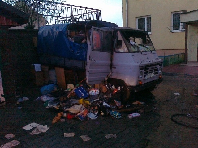 Nad ranem w piątek palił się żuk zaparkowany przed blokiem na osiedlu Kochanowskiego w Kielcach.