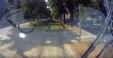 Kobieta z dwójką dzieci zapatrzeni w telefony wchodzą wprost pod jadący tramwaj [wideo]