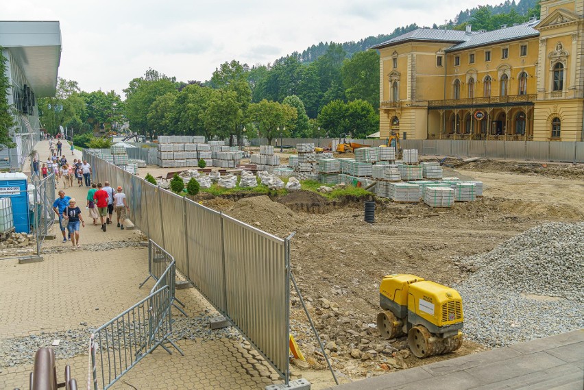 Remont deptaka w Krynicy-Zdrój trwa, nie wszyscy są...