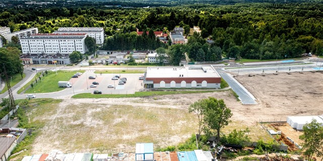 Nowa ulica Scheiblera powstała za Biedronką. Prowadzi do terenów inwestycyjnych po byłej kopalni Saturn, a także do kompleksu budynków pokopalnianych, z których część już służy ponownie mieszkańcom Czeladzi Zobacz kolejne zdjęcia/plansze. Przesuwaj zdjęcia w prawo - naciśnij strzałkę lub przycisk NASTĘPNE