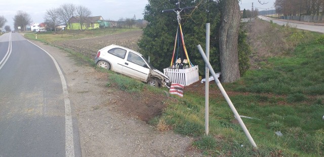 Samochód zjechał z drogi do rowu