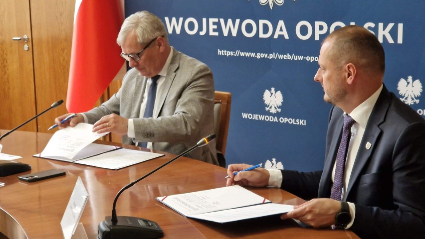 Podpisanie umowy nastąpiło w Urzędzie Wojewódzkim w Opolu.