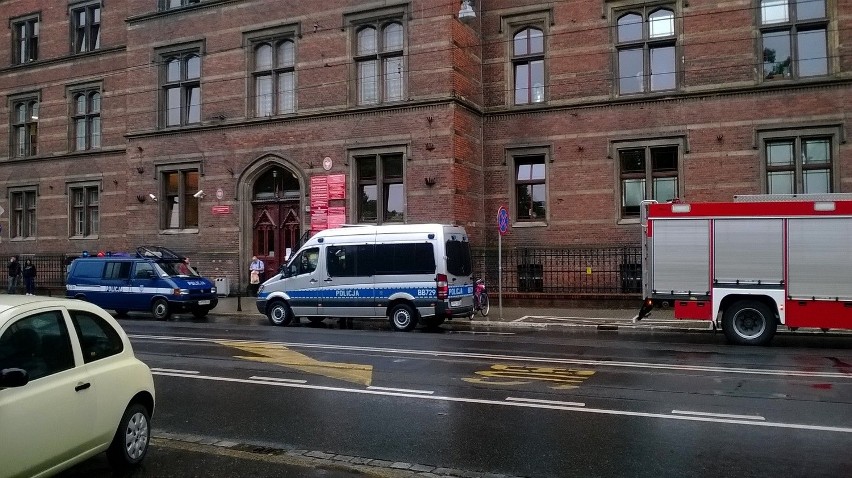 Wrocław: Alarm bombowy i ewakuacja w sądzie przy Podwalu (ZDJĘCIA)