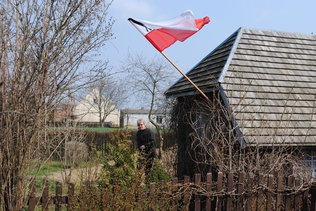 W Dziewierzewie, rodzinnej wsi Marka Uleryka, funkcjonariusza BOR, który zginął w sobotniej katastrofie, narodowe flagi  z kirem powiewają na niemal wszystkich domostwach. Biało-czerwoną wywiesiła m.in. Bożena Bejma, sąsiadki państwa Uleryków.