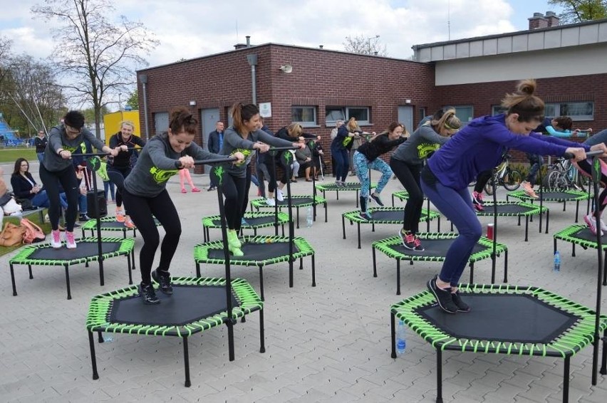 Majówkowy trening na trampolinach przy głogowskiej marinie [FOTO, FILM]