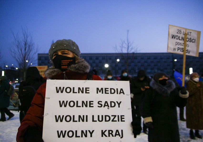 Protest w obronie wolnych mediów pod Muzeum Narodowym w...