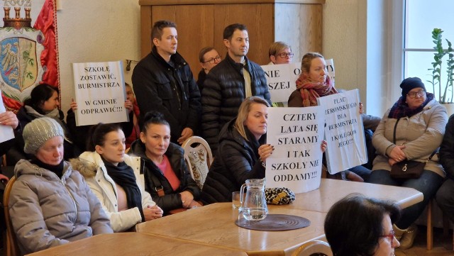 Mieszkańcy Rozmierki przyszli na wczorajszą sesję z licznymi transparentami. Ale radni i tak podjęli decyzję "za" rozpoczęciem reformy.