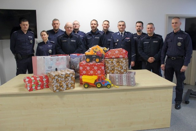 Policjanci i pracownicy cywilni KPP w Inowrocławiu przeprowadzili świąteczną zbiórkę. Zebrane środki pozwoliły przygotować kilka paczek, które trafiły do kilku rodzin