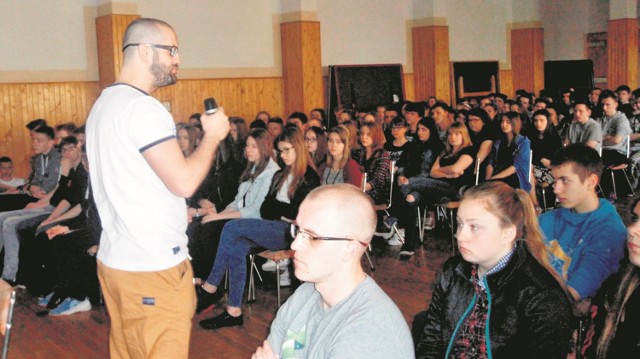 Dobromir Makowski rozmawiał o uzależnieniach z młodzieżą z Gimnazjum nr 4 na osiedlu Zachód