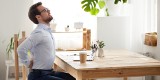 Praca w pozycji siedzącej a ból kręgosłupa - jak poradzić sobie z problemem?
