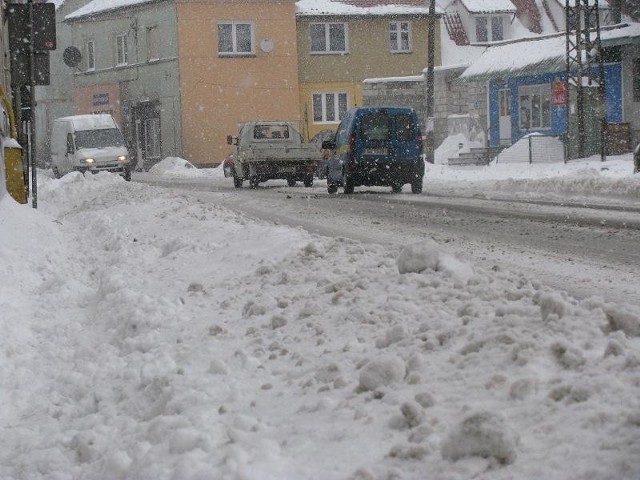 Ul. Niepodległości w Nowym Drezdenku jest co rusz zasypana śniegiem. Najgorzej wygląda sytuacja z chodnikami.