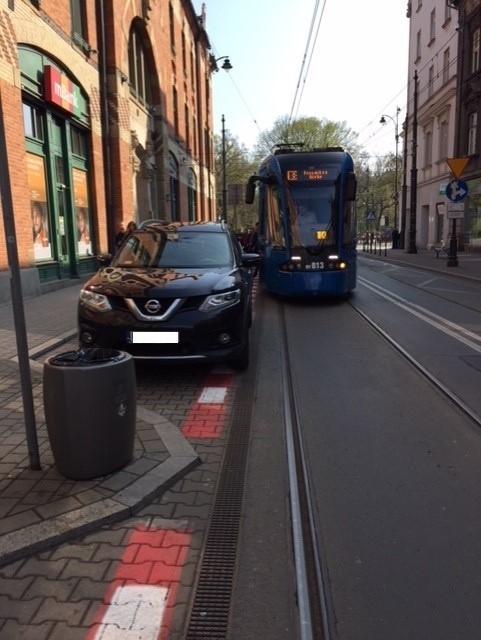 Kraków. Kolejne zablokowanie przejazdu tramwaju na ul. Długiej przez źle zaparkowany samochód